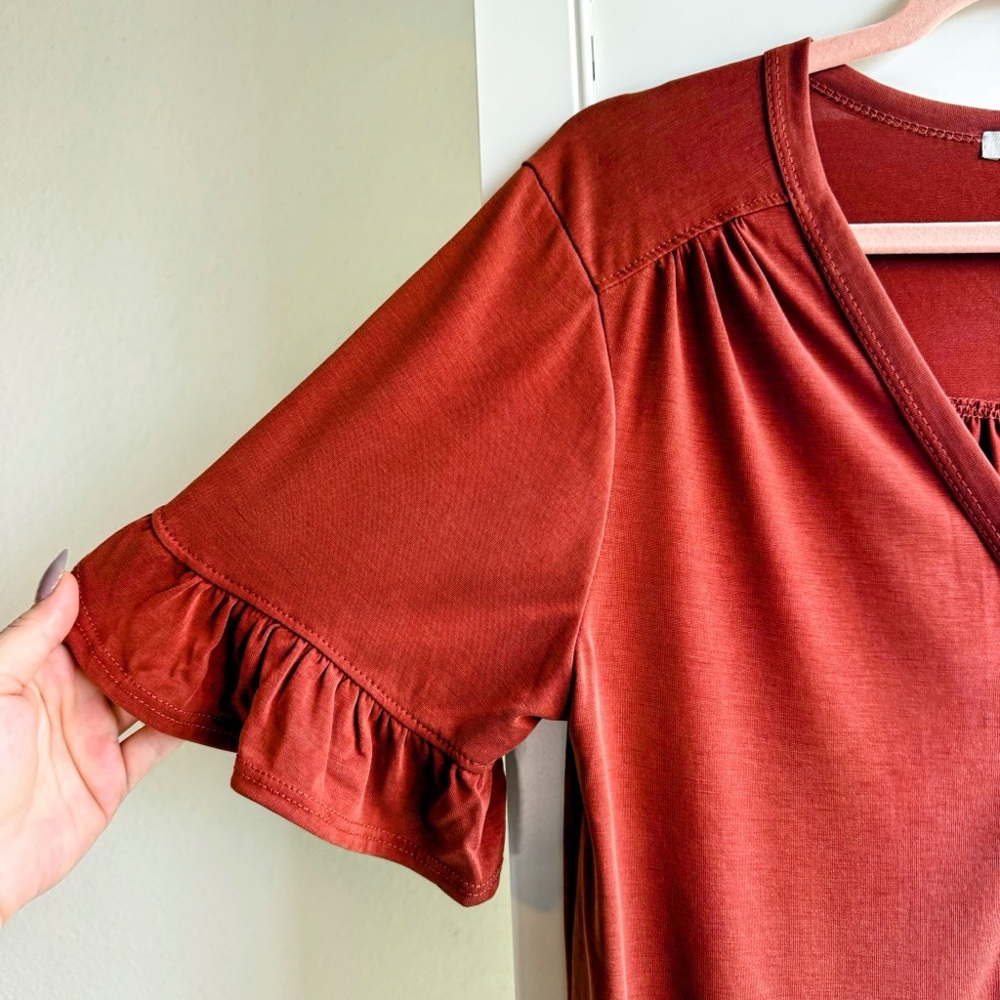 Green Envelope Button Down Flutter Short Sleeve Top in Rust red size small - Picture 2 of 10